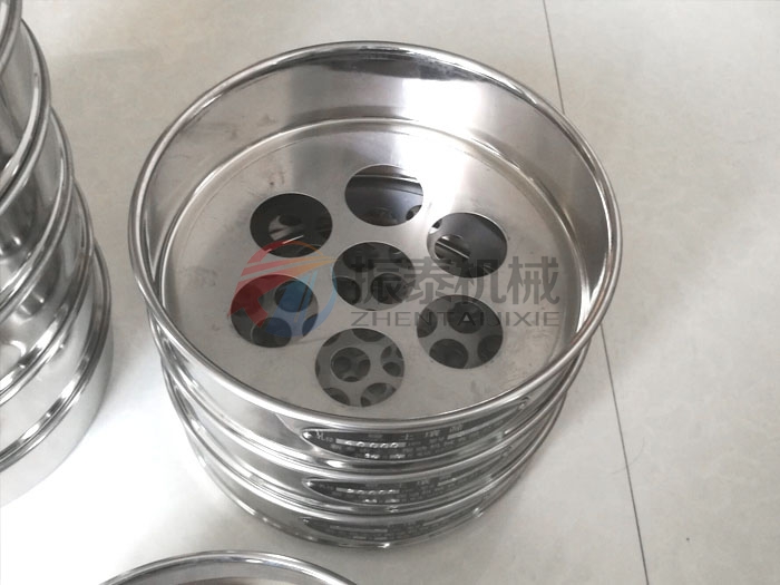 标准土壤筛也被称为土壤筛，土壤检验筛，土壤分析筛，土壤振筛机等等
